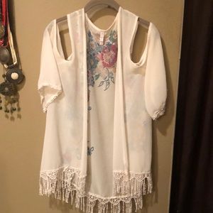 Open shoulder, flowy kimono. Floral print.